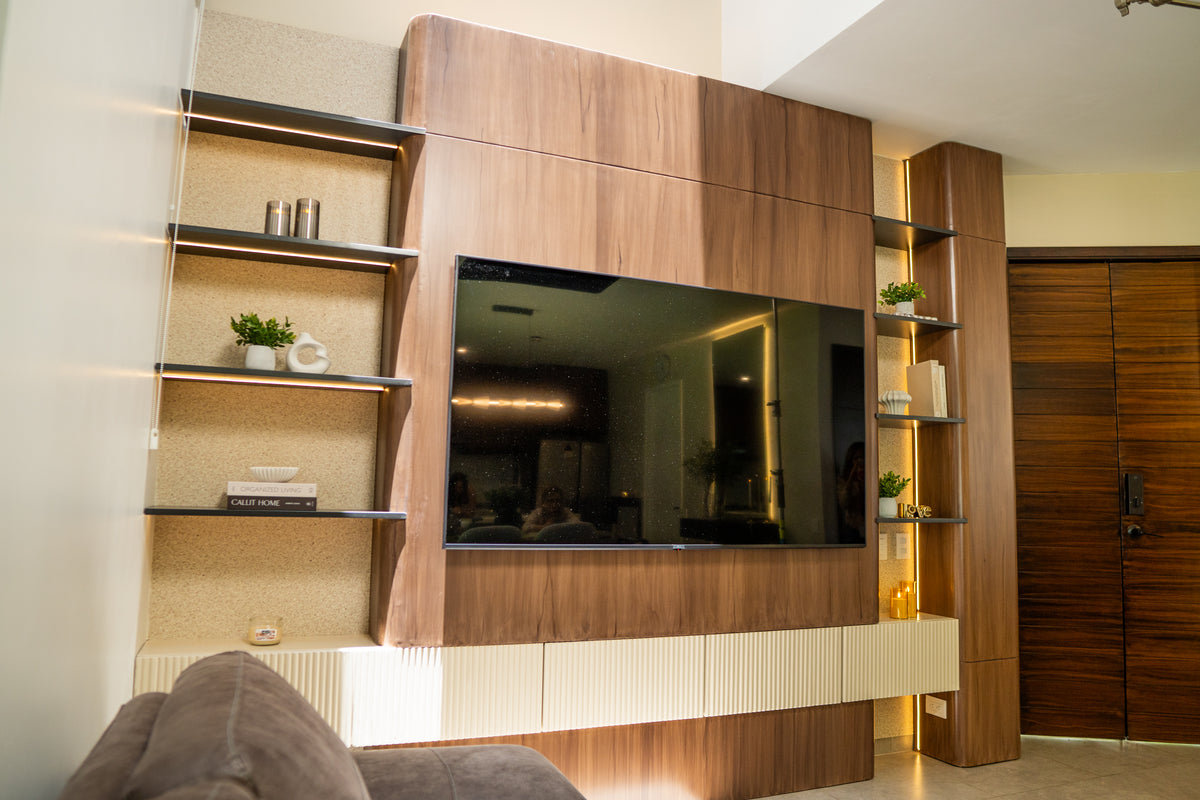 Casa Equilibrio — mueble de TV en madera con repisas abiertas e iluminación indirecta