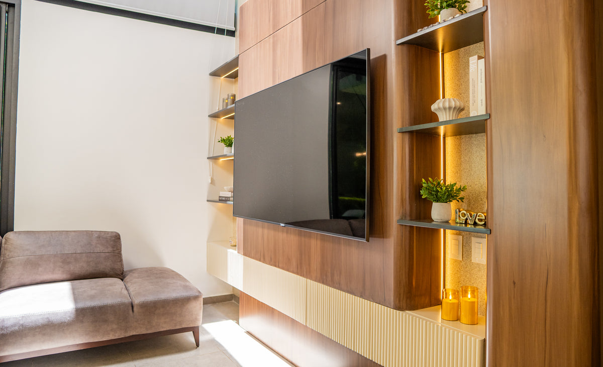 Casa Equilibrio — detalle del mueble de TV y sus repisas iluminadas
