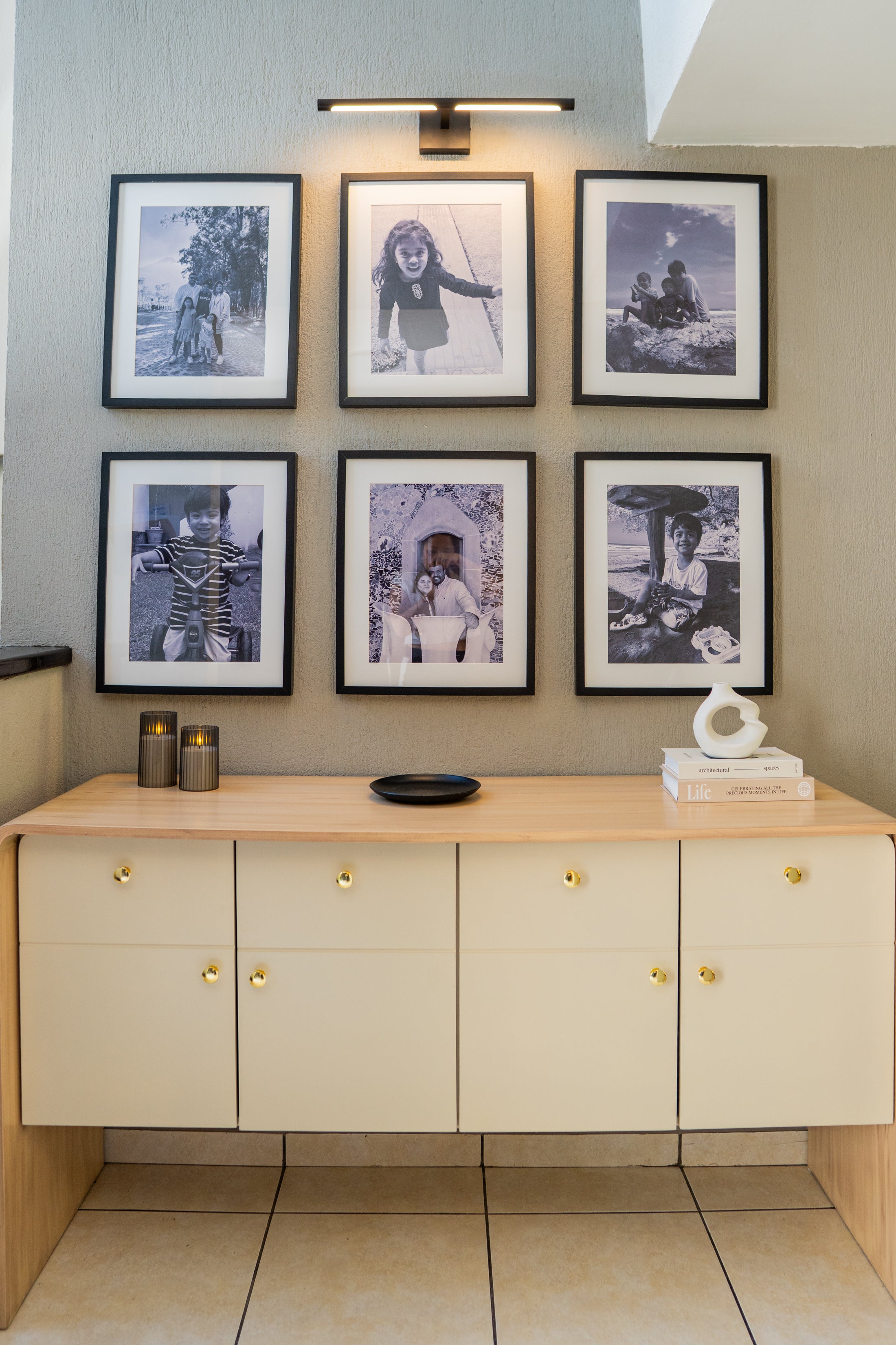 Miramar — credenza en madera con pared de fotografías familiares
